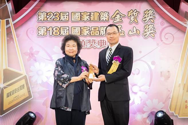 元大人寿以「元大人寿亲爱贝比终身医疗健康保险(JO)」拿下第18届「国家品牌玉山奖」殊荣，由李嘉梵副总经理（右）代表从监察院院长陈菊手中接下奖座。图／元大人寿提供
