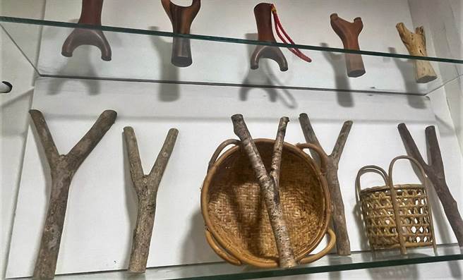 花莲丰滨乡猫公部落青年重现族人传统制作弹弓的文化技艺，成立「优优芭丝弓作室」，展示与制作阿美族传统弹弓，让旅人更加认识及体验部落引以为傲的文化传统。（丰滨乡公所提供／罗亦晽花莲传真）