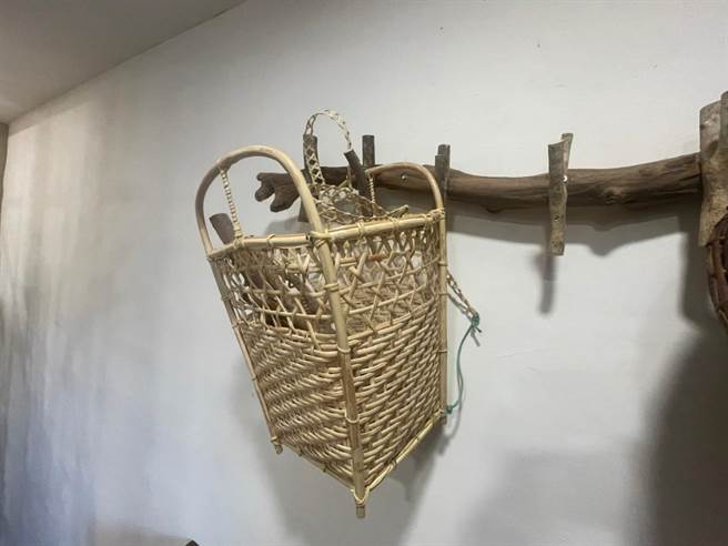 花莲丰滨乡猫公部落青年成立「优优芭丝弓作室」，除展示与制作阿美族传统弹弓，还有一些族人编织品，让旅人更加认识部落传统文化。（丰滨乡公所提供／罗亦晽花莲传真）