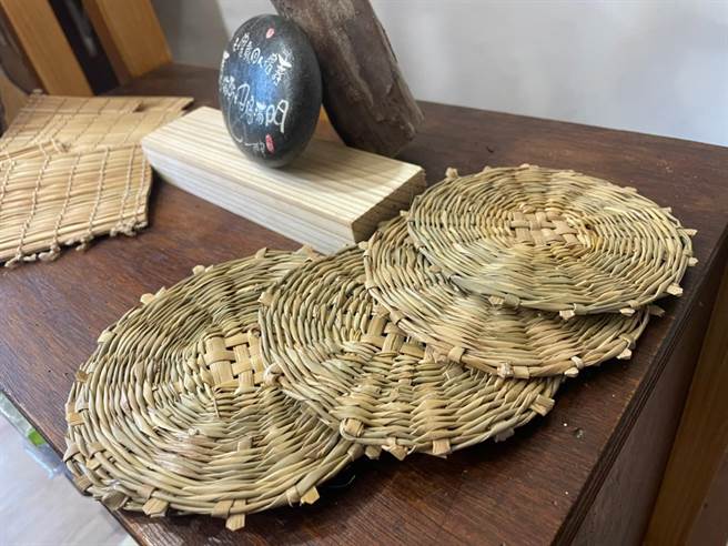 花莲丰滨乡猫公部落青年成立「优优芭丝弓作室」，除展示与制作阿美族传统弹弓，还有一些族人编织品，让旅人更加认识部落传统文化。（丰滨乡公所提供／罗亦晽花莲传真）