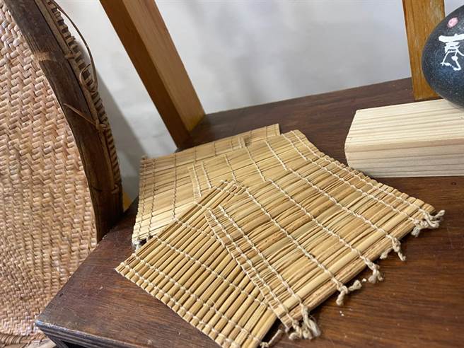花莲丰滨乡猫公部落青年成立「优优芭丝弓作室」，除展示与制作阿美族传统弹弓，还有一些族人编织品，让旅人更加认识部落传统文化。（丰滨乡公所提供／罗亦晽花莲传真）