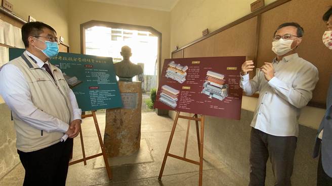 台南市长黄伟哲（左）视察台南市定古蹟原台南神学院校舍暨礼拜堂，听取修復计画。(曹婷婷摄)