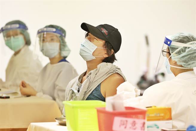 国内力拚10月底前达到1剂疫苗涵盖率7成、2剂疫苗涵盖率3成的目标，陈时中表示预计明天就能达标。（杜宜谙摄）