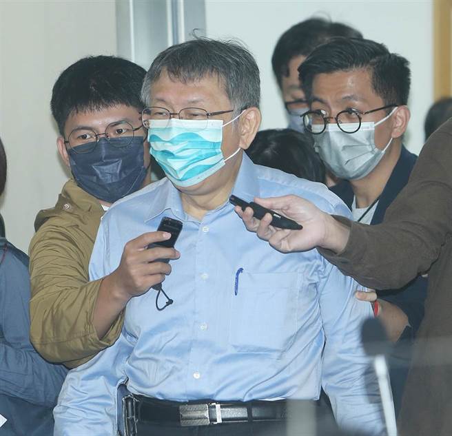 台北市长柯文哲27日至北市议会新党党团报告预算及讨论相关议题，媒体问到是否支持国民党拚年底四大公投夜宿凯道，柯市长（中）仅边走边说：把我们凯道当露营区。(陈怡诚摄)
