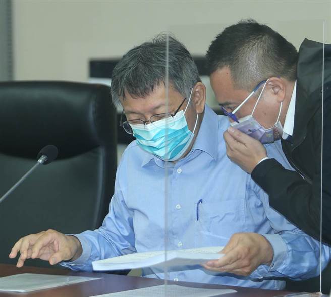 台北市长柯文哲27日至北市议会新党党团报告预算及讨论相关议题，会议前 柯市长（左）与社会局长周榆修（右）交换意见。(陈怡诚摄)
