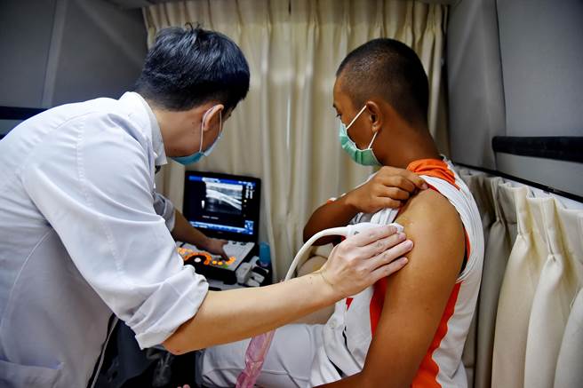 南岗扶轮社27日结合彰化基督教医疗财团法人南投基督教医院「扶轮精彩3号」行动医疗车，为民间乡三光国中棒球队员们健康检查。（南投县府提供／黄国峰南投传真）