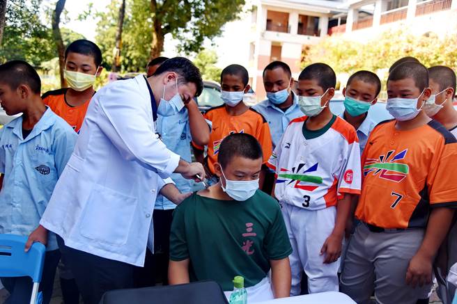 南岗扶轮社27日结合彰化基督教医疗财团法人南投基督教医院「扶轮精彩3号」行动医疗车，为民间乡三光国中棒球队员们健康检查。（南投县府提供／黄国峰南投传真）