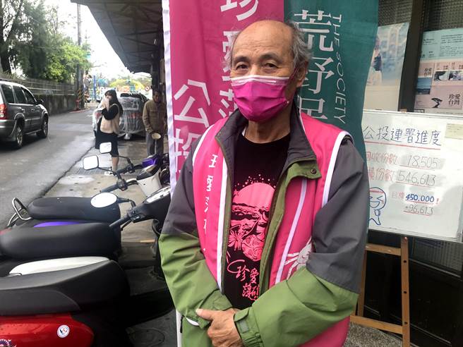 珍愛藻礁公投領銜人潘忠政認為藻礁與萊豬公投凸顯蔡政府明顯違反程序正義。(呂筱蟬攝)