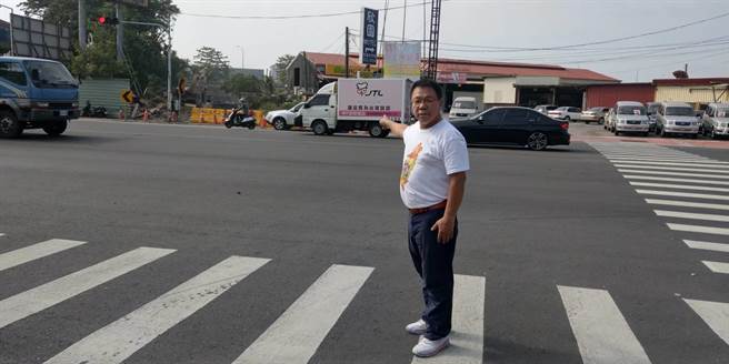 台南市新營交流道下長榮路與復興路十字路口，尖峰時段汽、機車嚴重爭道，市議員蔡育輝向市政府爭取將隋唐街T字口打通至交流道下機車涵洞。（蔡育輝服務處提供／張毓翎台南傳真）