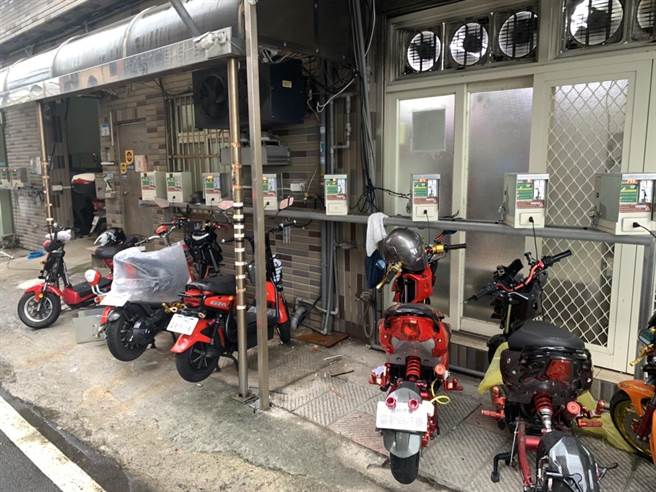 桃园市议员游吾和点出，大园区有许多移工宿舍为透天厝，在1楼私设整排投币式充电站，担心用电过度易发生火警。（桃园市议员游吾和提供／陈梦茹桃园传真）