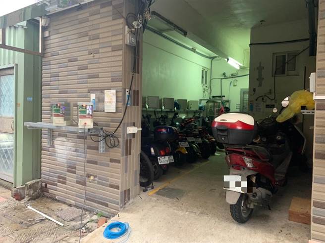 许多大园区居民抱怨，移工会从透天厝楼上拉电线至楼下，在1楼设置整排的投币式充电站。（桃园市议员游吾和提供／陈梦茹桃园传真）