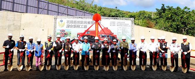 花蓮豐濱分隊新廳舍特別結合帶有消防栓意象的瞭望塔，並在3樓及廳舍2樓設置觀海平台，開放民眾進入觀賞海景，藉此吸引人潮，盼未來能作為豐濱鄉的著名地標。（花蓮縣政府提供／羅亦晽花蓮傳真）