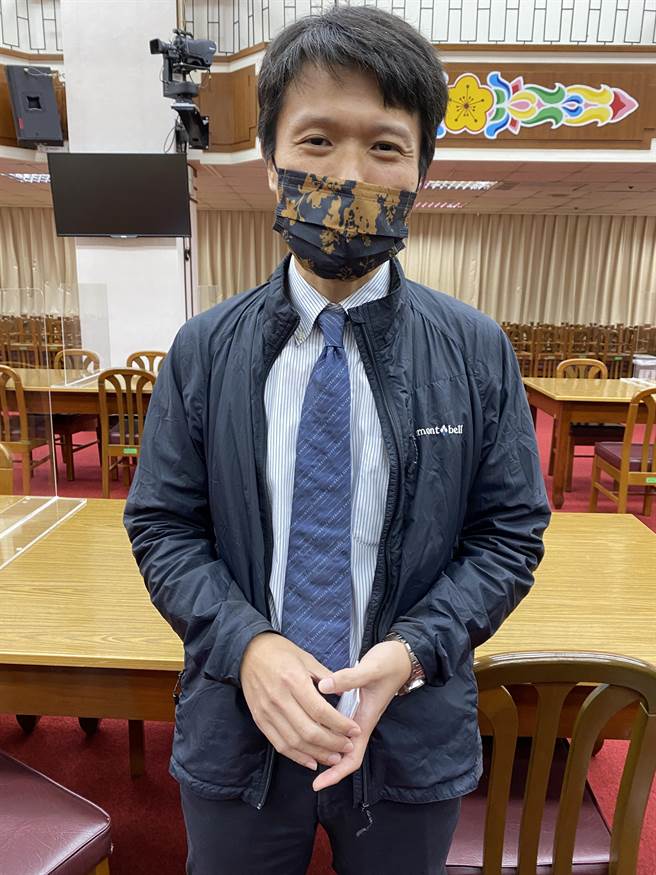 教育部人事处长王崇斌说明公立大学校长续任与年龄之间的规定。（林志成摄）