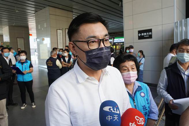 针对「三中案」一审判马英九无罪，立委江启臣受访呼吁蔡政府停止以司法进行政治追杀。（王文吉摄）