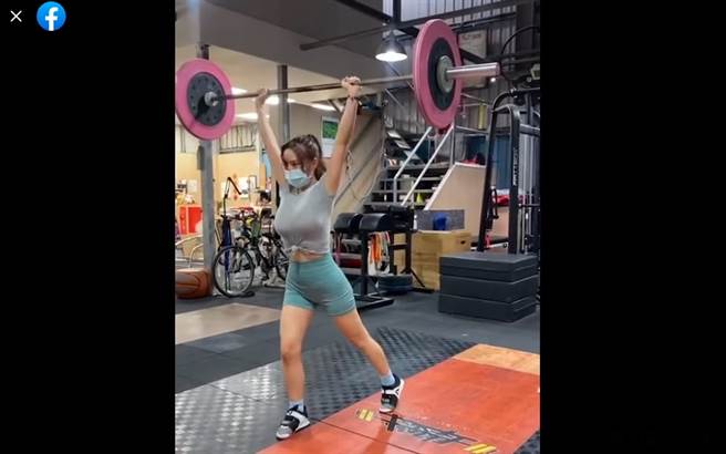 马尾妹举重影片弹力太惊人，短短15秒吸引了6.8万人观看。（图／翻摄自脸书 爆废公社)