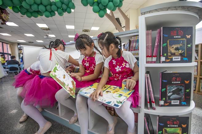 横山国小「幸福图书室」设计书框和座椅在一起，小朋友很容易取书阅读。（罗浚滨摄）