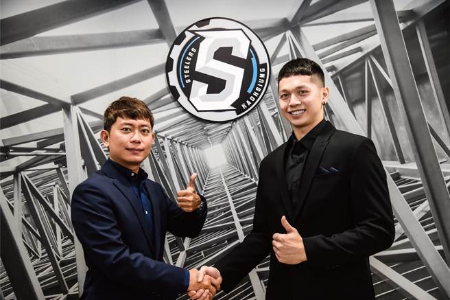 高雄钢铁人使用交易权从富邦勇士手中换来王律翔(右)，希望赶快加入球队练习。(高雄钢铁人提供)