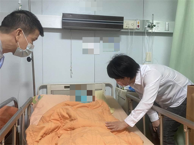 台中市长卢秀燕（右）27日赴澄清医院探视受伤店员，下令依法严办。（台中市政府提供／张妍溱台中传真）