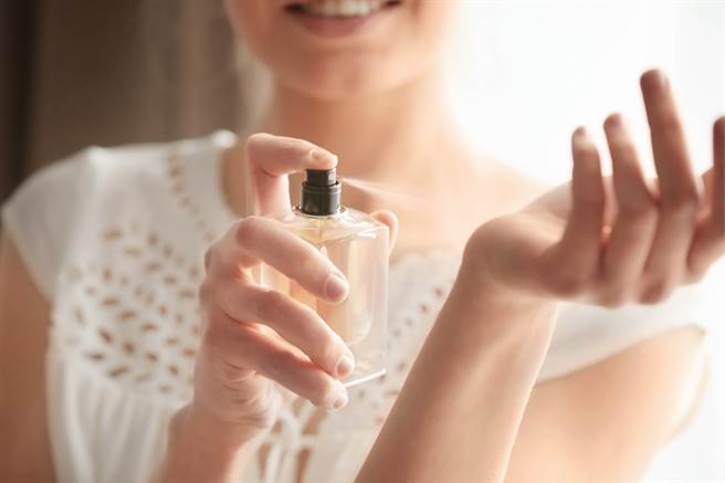 市面上販售不少香水、沐浴乳、芳香劑等產品，有些還標榜氣味持久不散，小心成分含有危害健康的有毒物質。(示意圖/達志影像)