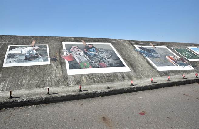 高雄市茄萣區舢筏協會與民間企業一起彩繪二仁溪堤防，記錄當地的故事。（林瑞益攝）