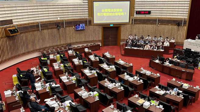 高市议员锺易仲今天与高市经发局长廖泰翔在议场唇枪舌战，引发全场哄堂大笑。（柯宗纬摄）