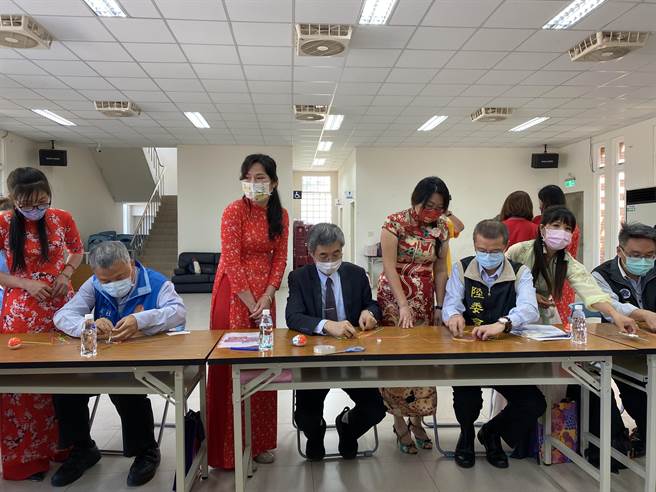 移民署行动服务列车27日驶进新竹县湖口乡，与新竹县新住民团结协会、新竹县新住民文化发展协会、台湾新住民关怀互助发展协会3个团体互动，深入了解多元文化。（庄旻静摄）