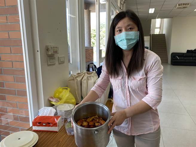 来自四川的李冬菊还原家乡的料理，透过网路创业，以川蜀私房四川麻辣料理之名，打造口碑。（庄旻静摄）