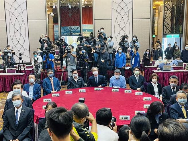 县市首长、副首长大合照。（张颖齐摄）