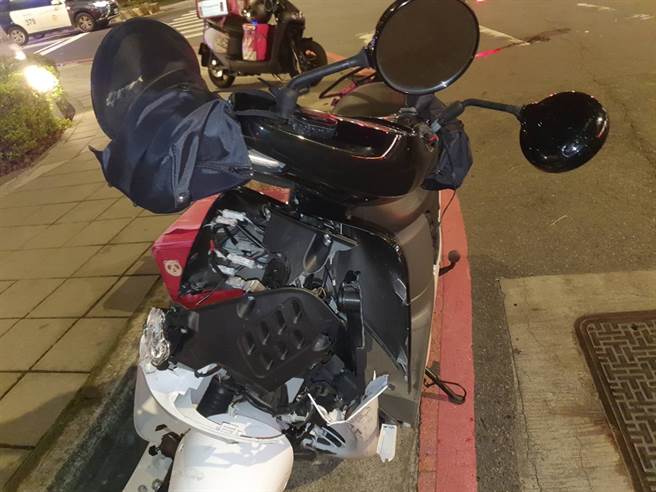 外送员机车被撞烂。（民眾提供）