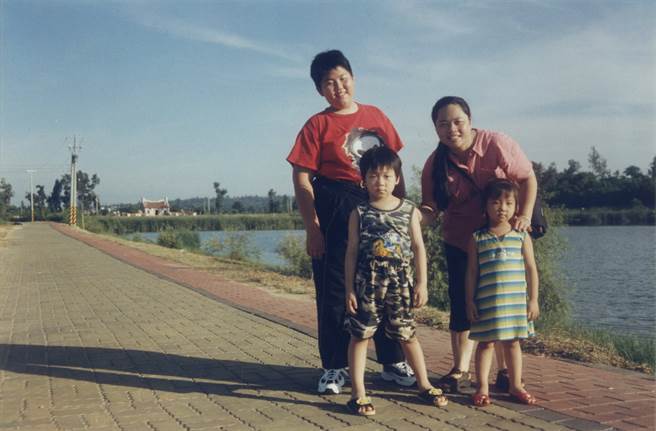 李洋（前排左一）跟妈妈、哥哥、妹妹在金门的合影。（李峻淯、林莉娟提供）