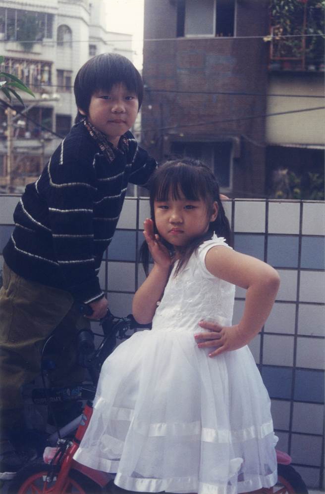 李洋（左）与妹妹从小感情就很好，一起玩耍，拍照也有默契地摆出各种姿势。（李峻淯、林莉娟提供）