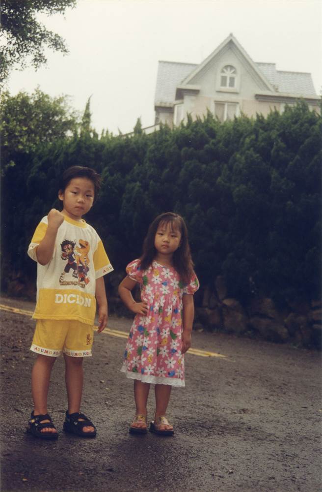 李洋（左）与妹妹从小感情就很好，一起玩耍，拍照也有默契地摆出各种姿势。（李峻淯、林莉娟提供）