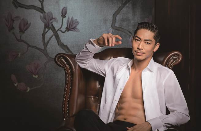 AKIRA在广告中露出结实上半身。（LDH、MOMOTV提供）