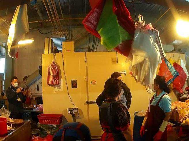 桃园市新永和市场1间鸡肉摊商涉嫌请移工工作，桃园市劳动局、警方获报前往处理。（警方提供）