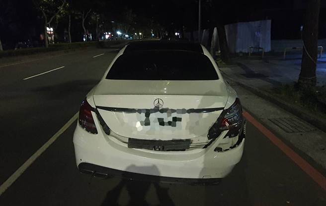 白色C300宾士撞飞外送员后肇逃，驾驶甚至弃车逃逸。（民眾提供）