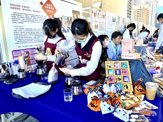 技职学生研习咖啡、漫画、宠物美容、美髮等技能，为进入职场充实能力。（卢金足摄）
