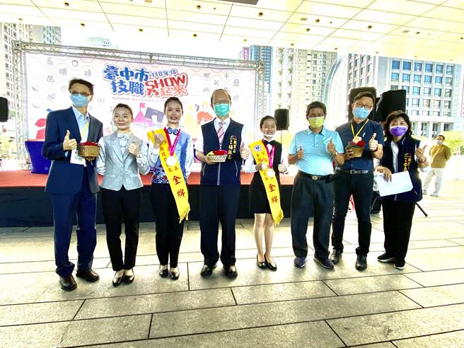 台中市府教育局27日在台湾大道市政大楼举办「台中市技职秀起来」，技职学生展现技职能力。（卢金足摄）