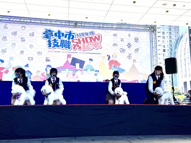 台中市府教育局27日在台湾大道市政大楼举办「台中市技职秀起来」，技职学生展现技职能力。（卢金足摄）