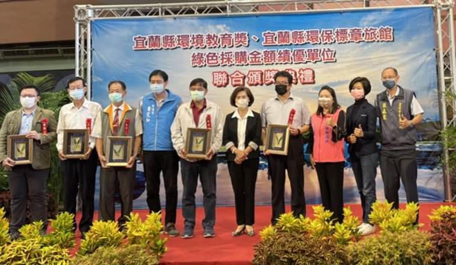 佛光大學周鴻騰，以教學實踐研究為個人特色，持續推動「永續生活實驗室教學實踐與綠色大學課程」。