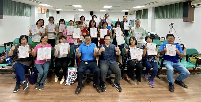 周老師歷年在國立宜蘭大學環境教育中心培訓環境教育人員認證。