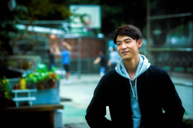 连晨翔在《一杯热奶茶的等待》中饰演外表孤僻内心澎拜的黄子捷。（双喜电影提供）
