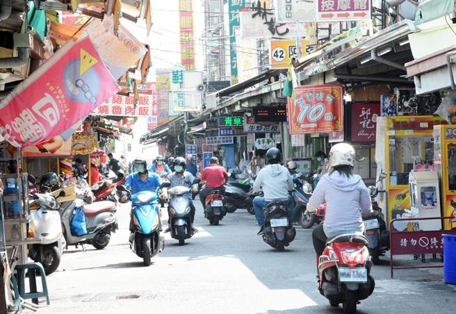 随着疫情趋缓，屏东市公所拟发消费券，振兴地方经济。（林和生摄）