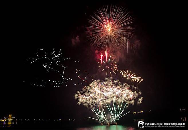 日月潭花火音乐嘉年华会重头戏，花火音乐会将于30日晚登场，邀请NTSO青年交响乐团演奏，搭配长达300秒烟火，并且首度穿插无人机表演。（合成画面、日管处提供／黄国峰南投传真）