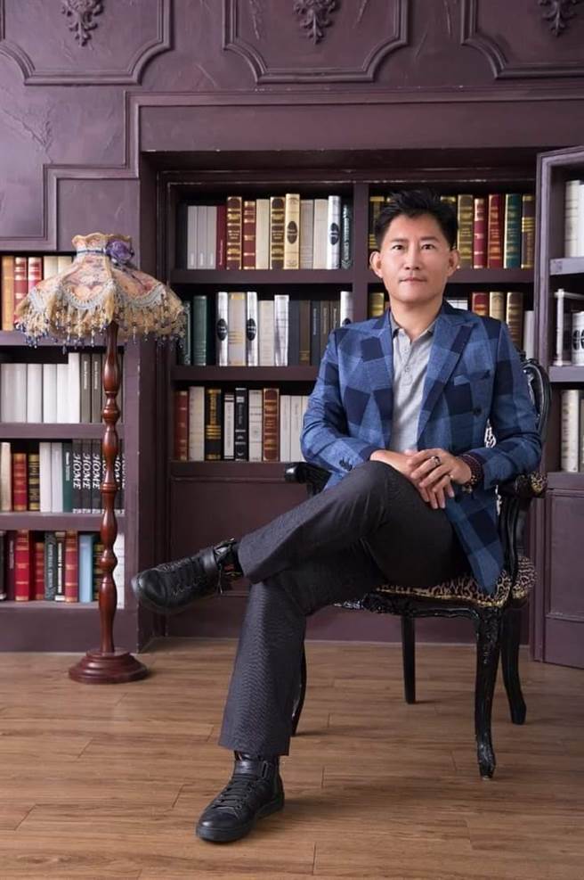 法务部矫正署八德外役监教诲师陈建璋，因用心投入矫正教学，获今年教育部社会教育贡献奖。（陈建璋提供／赖佑维桃园传真）