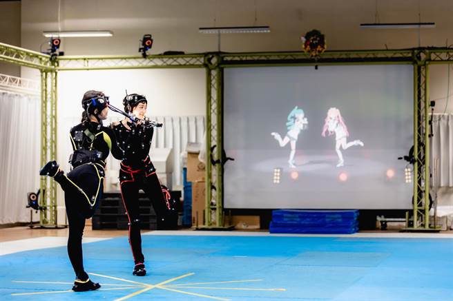 为了让虚拟偶像IP「轻轨少女队」能在高流开幕演唱会完美献唱，2位专业真人舞者穿戴动作捕捉设备排练舞蹈。（高巿府文化局提供／曹明正高雄传真）