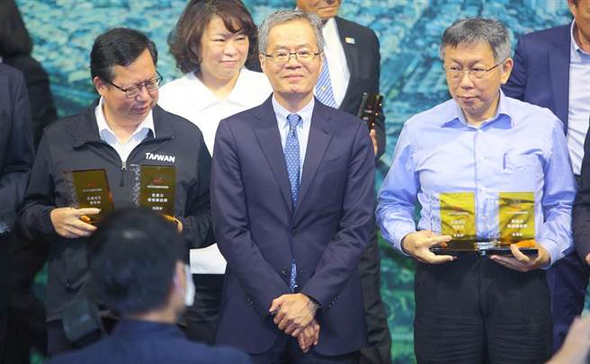 今周刊所做的SDGc永续城市调查27日举办结果公布记者会，台北市长柯文哲（右）、桃园市长郑文灿（左）等人同台出席，柯会后被问及评比结果，对于高雄防疫满意度最高，台北市防疫表现却最后一名，对此，柯回应，「台湾是一个充满惊讶的国家」、「台湾是惊奇之岛」。（张铠乙摄）
