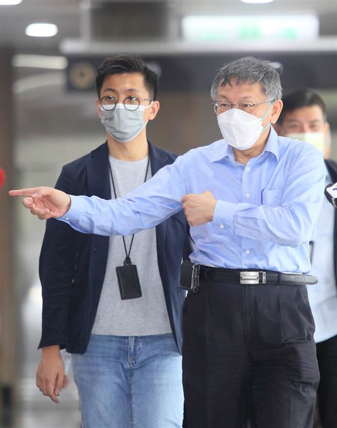 交通部長王國材、基隆市長林右昌日前嗆台北市長柯文哲（中）讓基捷無法定案，林更譙柯撈過界、糟蹋基隆尊嚴，柯27日反擊怒嗆，這就是牽拖，他很氣林講他說謊，事實完全證明基捷是假的，基捷沒基隆、太陽餅沒太陽，民進黨什麼事幹不了？（張鎧乙攝）
