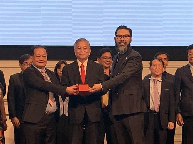 台中市潭雅神工业厂商协进会举行新旧任交接典礼，行政院副院长沈荣津（中）监交，卸任理事长黄加再（左）将印信交给新任理事长陈伯佳（右）。（林欣仪摄）