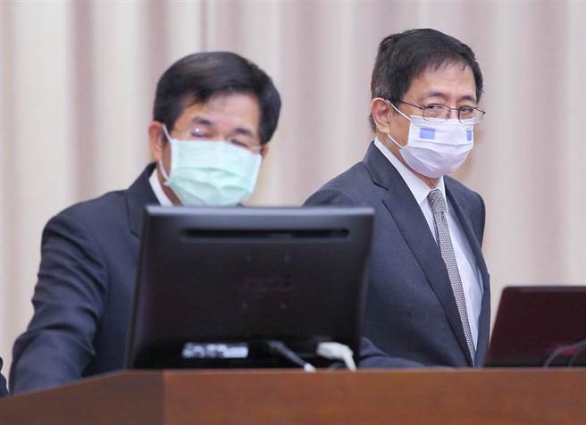 台大校长管中闵（右）近日宣布不续任，立法院教育及文化委员会27日审查111学年国立大学校务基金预算，管上台备询时表示，他本来第二任做满也不会超过70岁，不续任的原因是「中间少了一年」，间接承认自己因卡管案不续任，而教育部长潘文忠（左）被问及管未来不再续任，有感觉松一口气吗？潘只说「不会」。（张铠乙摄）
