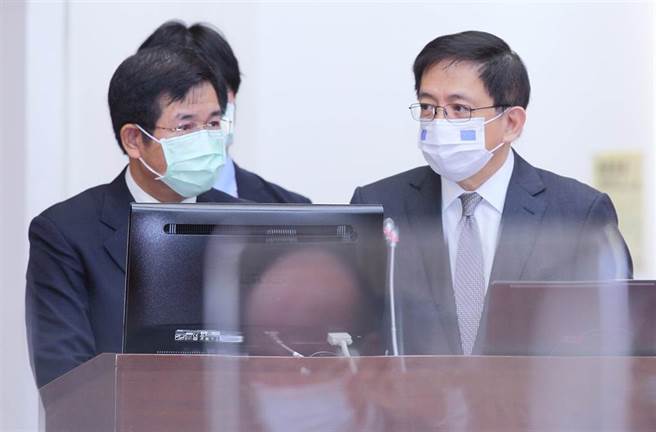 台大校长管中闵（右）近日宣布不续任，立法院教育及文化委员会27日审查111学年国立大学校务基金预算，管上台备询时表示，他本来第二任做满也不会超过70岁，不续任的原因是「中间少了一年」，间接承认自己因卡管案不续任，而教育部长潘文忠（左）被问及管未来不再续任，有感觉松一口气吗？潘只说「不会」。（张铠乙摄）

